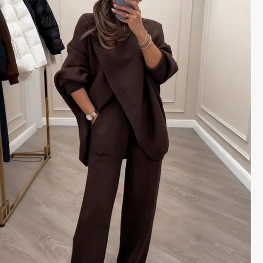 🔥【Akcija – Popust do 50%】✨Ženski elegantni komplet – pleteni pulover s visokim ovratnikom i križnim dizajnom + hlače širokih nogavica, super udobne