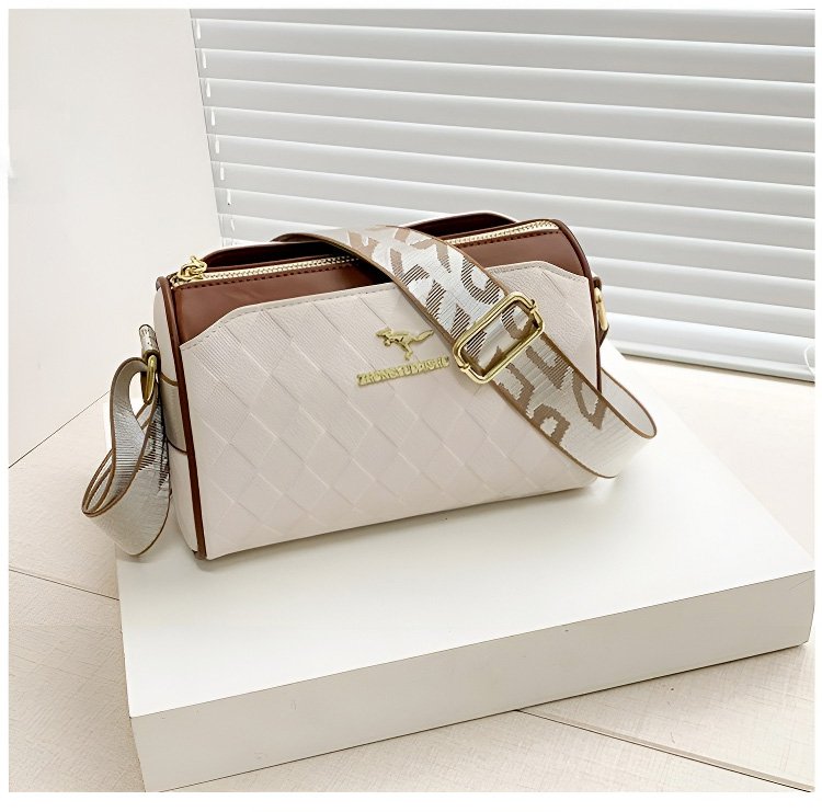 Нов модел универсална чанта от мека кожа за през рамо и кръст.