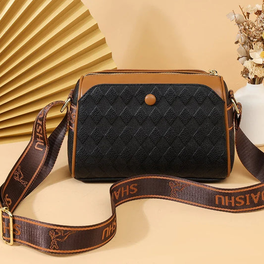 Нов модел универсална чанта от мека кожа за през рамо и кръст.