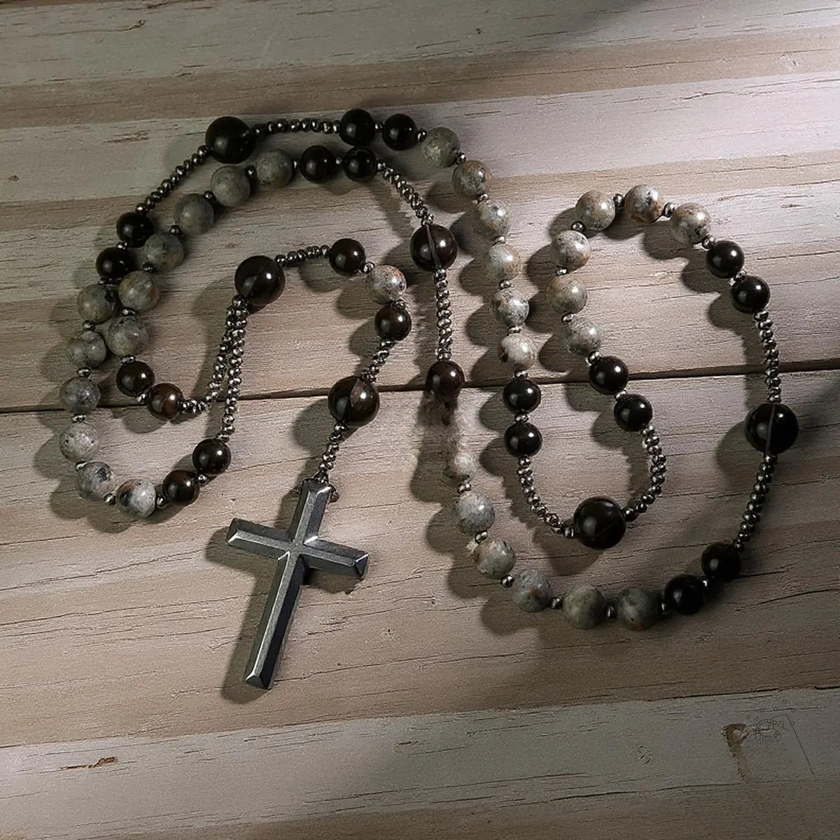 Rožni venec iz naravnega obsidiana in yooperlita, zaščitni zdravilni kristal, ki reagira na UV svetlobo