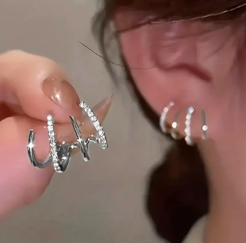 49% SLEVA🌟【Kupte 1 a získejte 1 zdarma】Náušnice s třpytivými zirkony ve tvaru drápků, elegantní a jednoduchý styl
