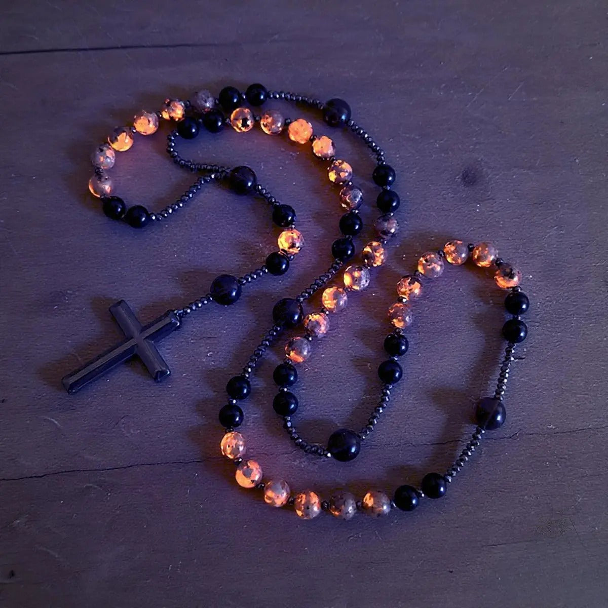 Rožni venec iz naravnega obsidiana in yooperlita, zaščitni zdravilni kristal, ki reagira na UV svetlobo